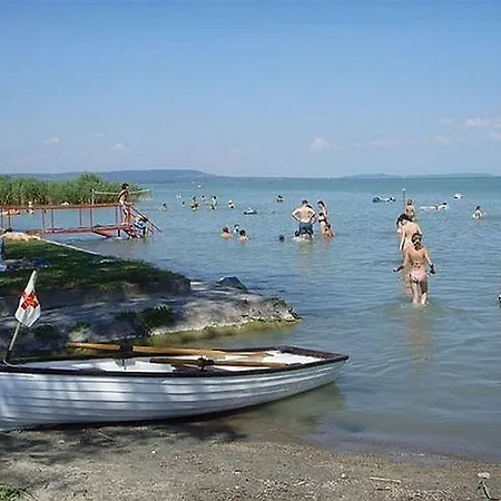 Balatonparti Onallo Nyaralohaz 度假居