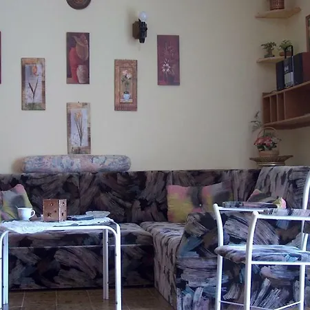 Balatonparti Onallo Nyaralohaz 度假居 *
