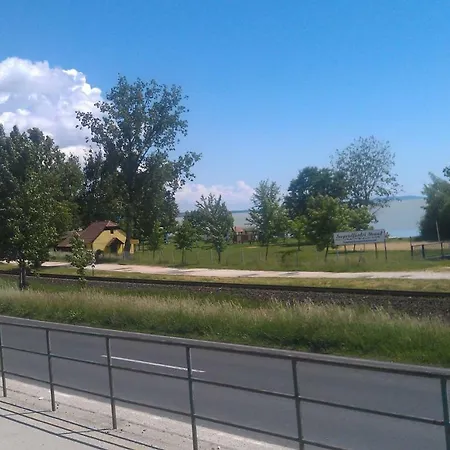 度假居 Balatonparti Onallo Nyaralohaz