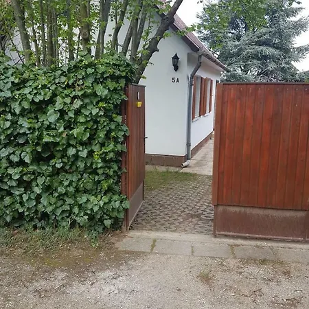 Balatonparti Onallo Nyaralohaz 鲍洛通塞派兹德